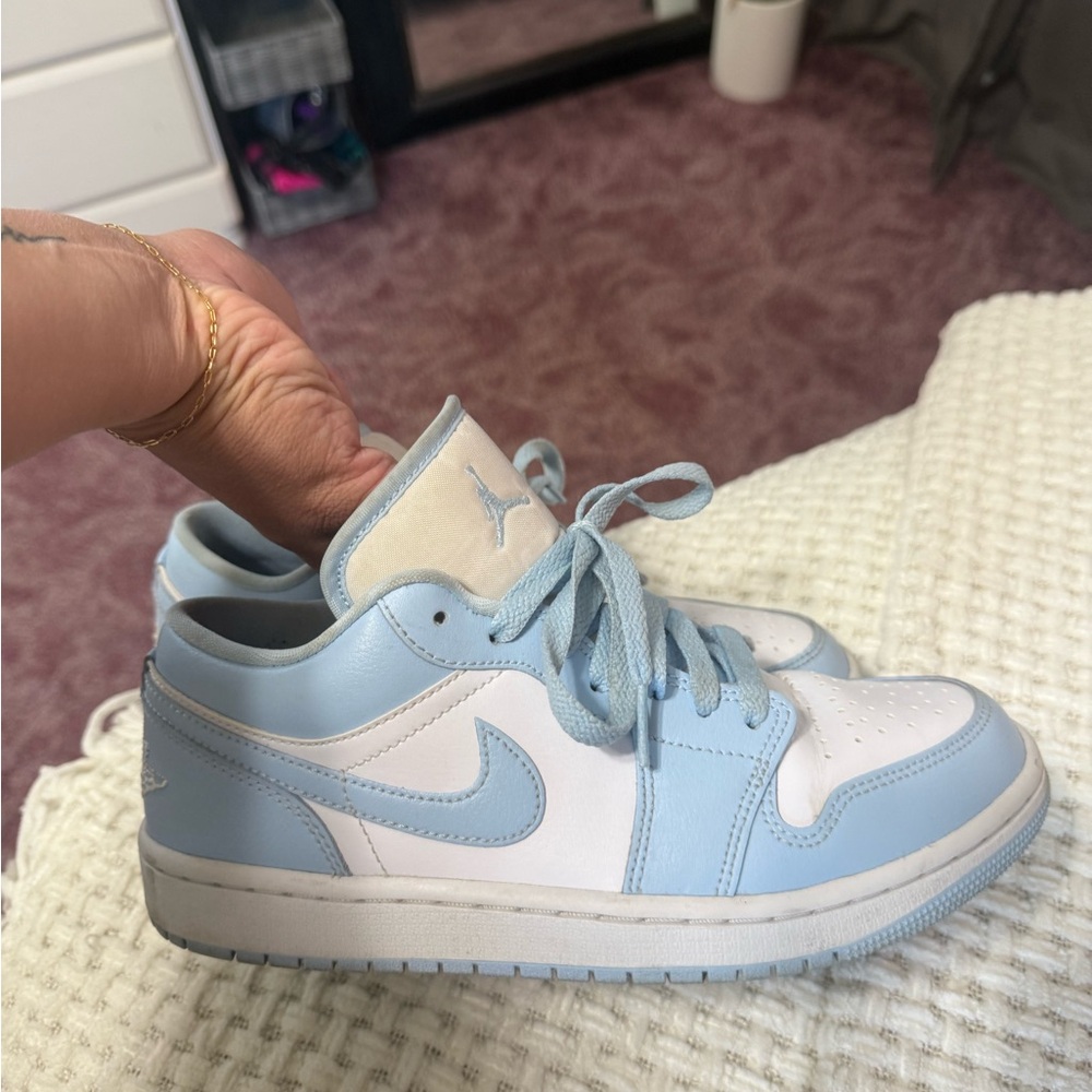 Nike Women's Light Blue and White Sneakers